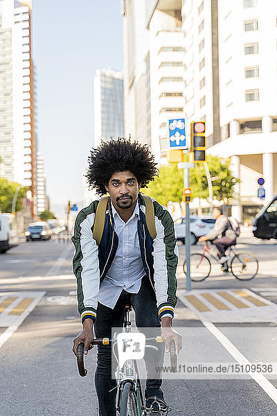 Gelegenheits-Geschäftsmann auf dem Fahrrad in der Stadt  Barcelona  Spanien
