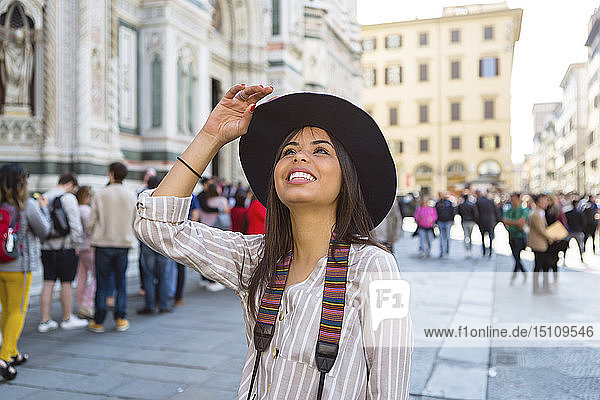 Italien  Florenz  Piazza del Duomo  Porträt eines jungen aufblickenden Touristen