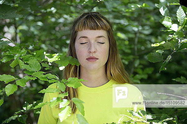 Porträt einer jungen Frau im Wald