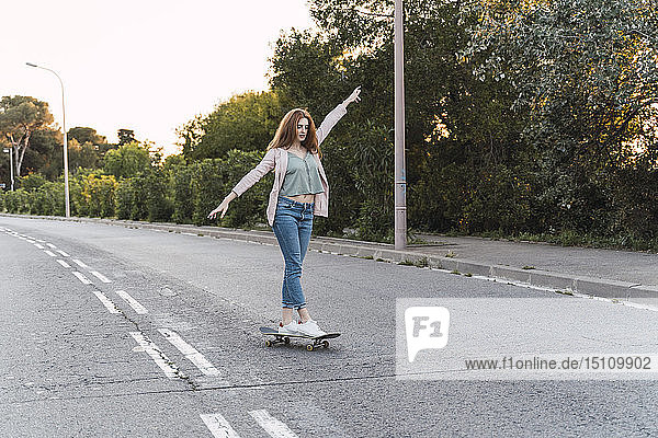 Junge Frau auf Skateboard