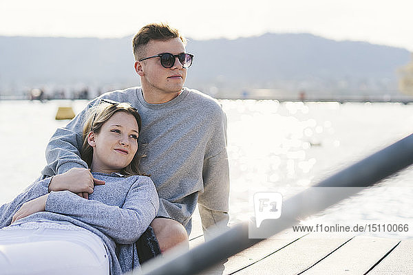 Junges Paar entspannt sich auf einem Steg am Zürichsee  Zürich  Schweiz