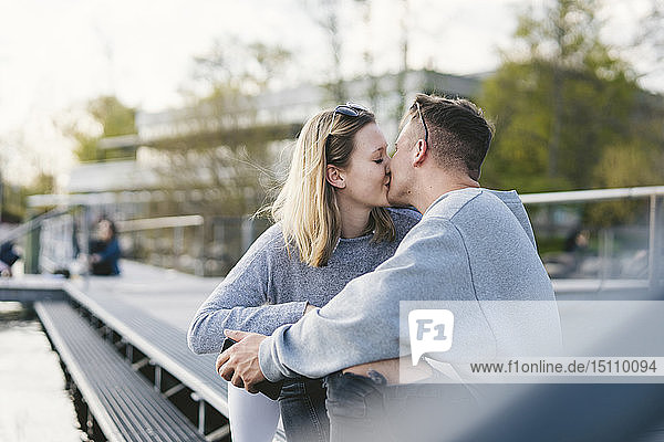 Junges Paar küsst sich auf dem Steg am Zürichsee  Zürich  Schweiz