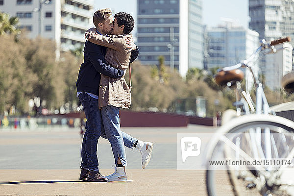 Couple with bikes in Barcelona