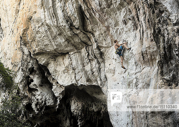 Thailand  Krabi  Railay Beach  barbusiger Kletterer in Felswand