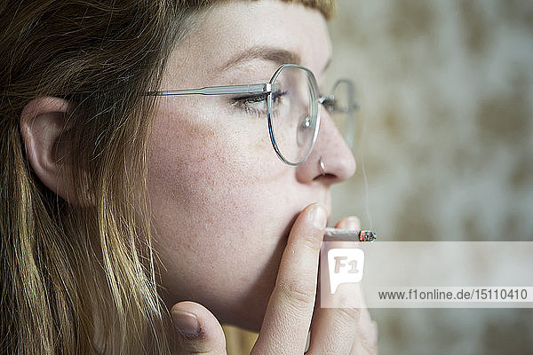 Junge Frau raucht