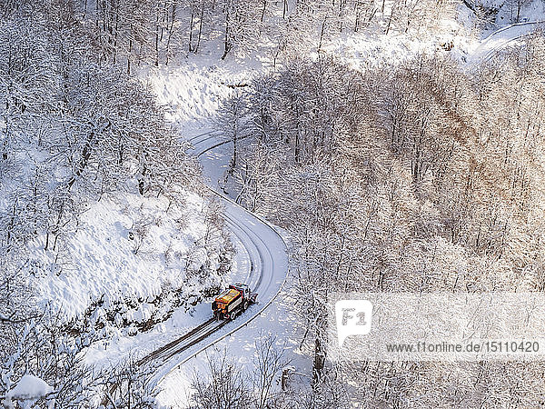 Spanien  Asturien  Picos de Europa  Mirador De Piedrashistas  Schneeräumung durch Schneepflug-Lastwagen im Winter