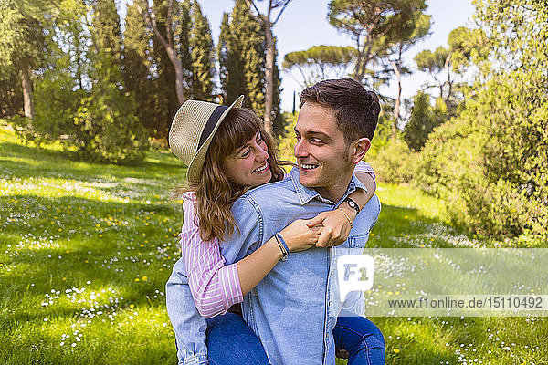 Romantisches Paar amüsiert sich in einem Park  Toskana  Italien