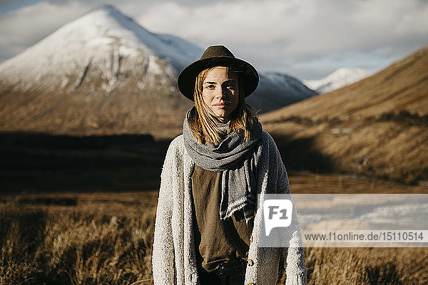 Großbritannien  Schottland  Loch Lomond und der Trossachs-Nationalpark  Porträt einer jungen Frau mit Hut in ländlicher Landschaft