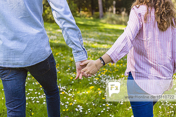 Romantisches Paar amüsiert sich in einem Park  Toskana  Italien