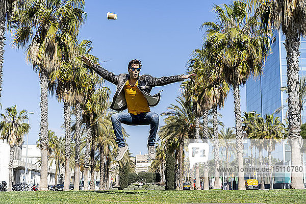 Spanien  Barcelona  Mann in der Stadt springt im Park