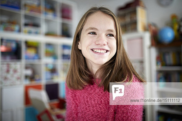 Porträt eines glücklichen jungen Mädchens