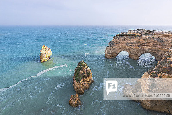 Portugal  Algarve  Lagoa  Praia da Marinha  felsige Küste und herzförmiger Felsen im Meer