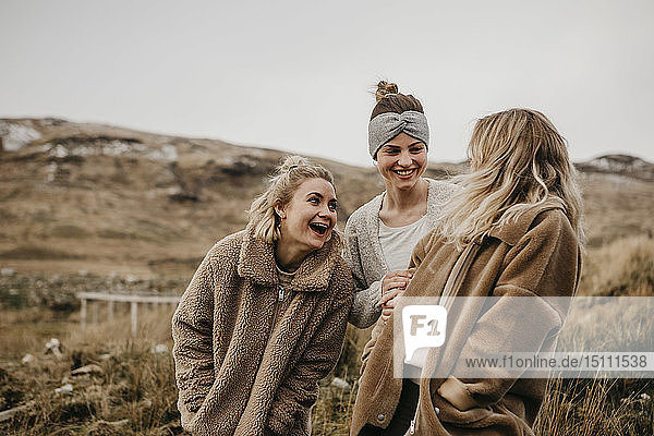 Großbritannien  Schottland  glückliche Freundinnen in ländlicher Landschaft