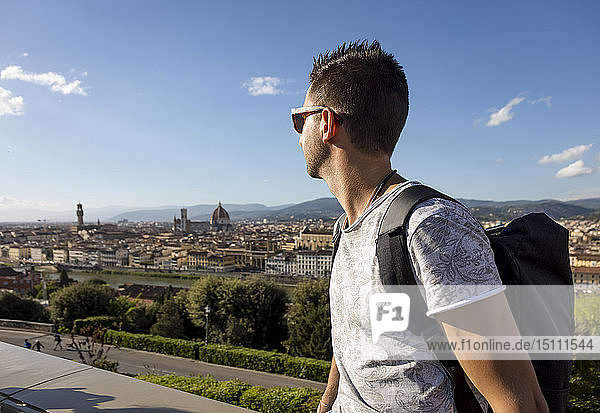 Mann genießt die Aussicht auf Florenz  Florenz  Italien