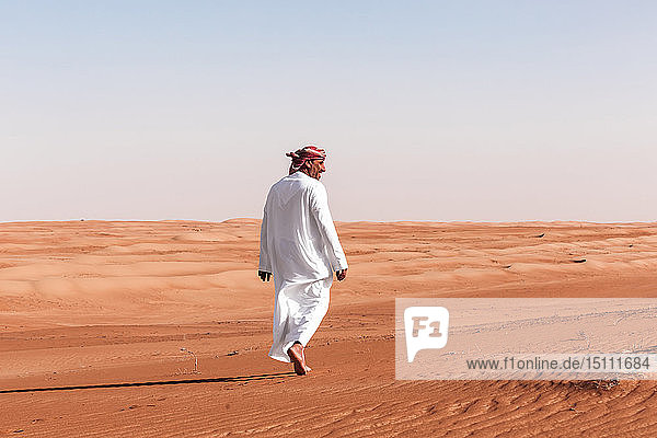 Beduinen zu Fuß in der Wüste  Wahiba Sands  Oman