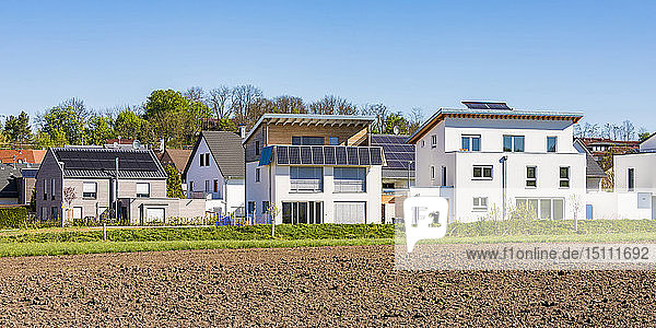 Deutschland  Magstadt  moderne Einfamilienhäuser mit Solarthermie