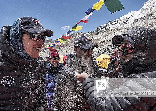 Nepal  Solo Khumbu  Gruppe von Bergsteigern im Everest-Basislager
