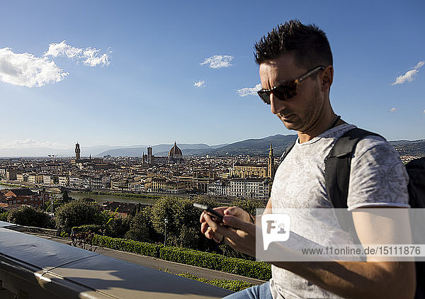 Mann mit seinem Smartphone  Florenz  Italien