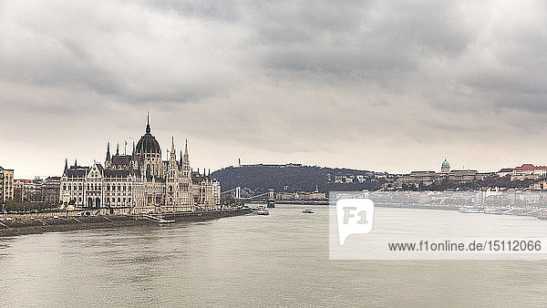 Blick auf die Donau und das Parlament  Budapest  Ungarn