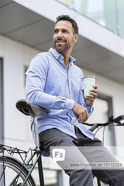 Geschäftsmann mit Fahrrad in der Stadt