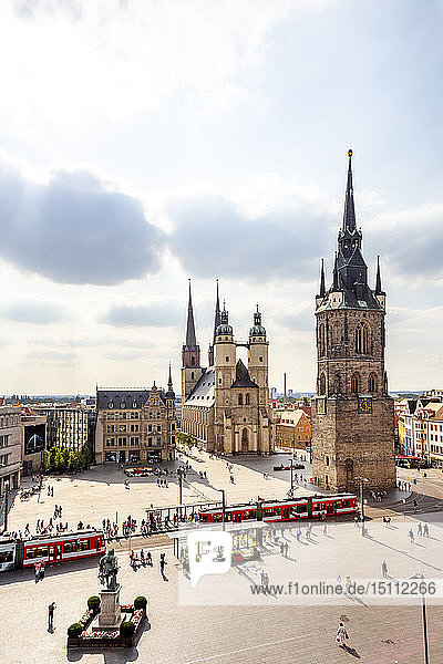 Blick auf den Marktplatz mit Rotem Turm und Marktkirche  Halle  Deutschland
