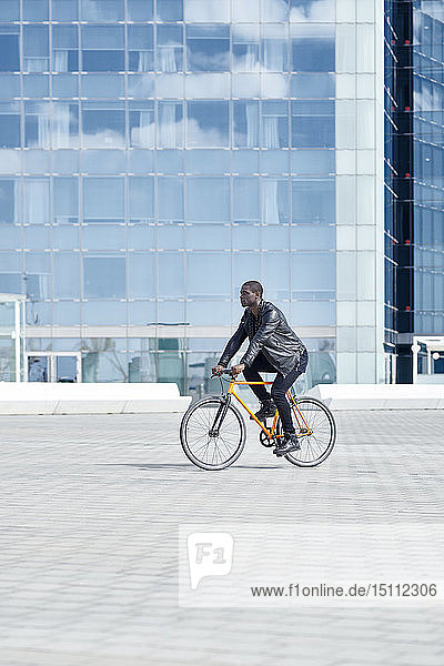 Mann mit Fahrrad in Barcelona