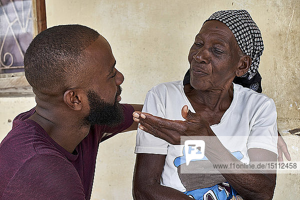 Mosambik  Maputo  Porträt der Grossmutter mit Enkel