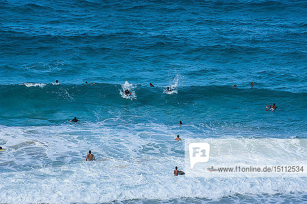 Hawaii  Oahu  Surfer am Strand von Kaupo