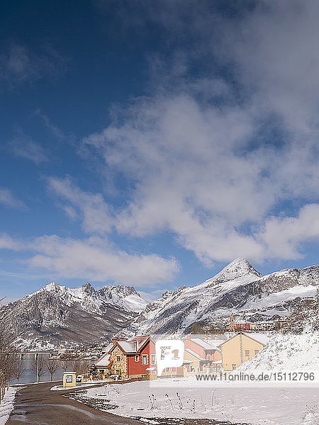 Spanien  Asturien  Picos de Europa  Riano  Dorf und Stausee Embalse de Riano im Winter