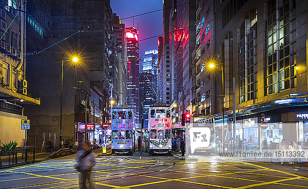 Straßenbahnen in Hongkong Central bei Nacht  Hongkong  China
