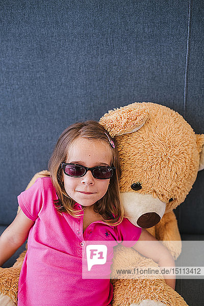 Porträt eines kleinen Mädchens mit übergroßem Teddybär