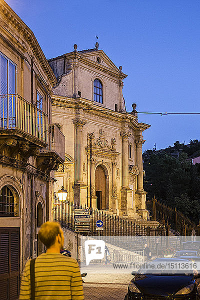 Chiesa delle Santissime Anime del Purgatorio bei Nacht  Ragusa  Sizilien  Italien