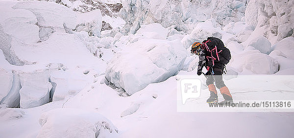 Nepal  Solo Khumbu  Bergsteiger am Everest-Eisfall