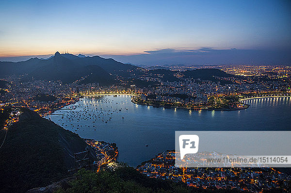 Blick vom Zuckerhut bei Sonnenuntergang  Rio de Janeiro  Brasilien