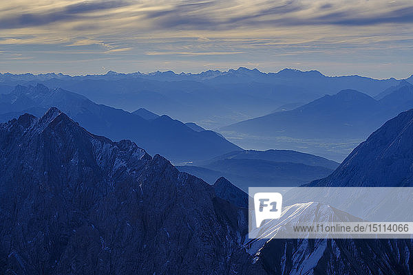 Deutschland  Bayern  Alpen  Blick von der Zugspitze über das Inntal nach Olperer