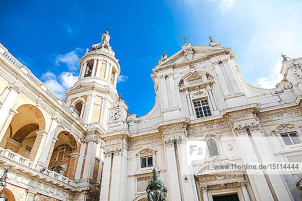 Italien  Marken  Loreto  Niedrigwinkelansicht der Basilica della Santa Casa