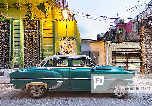 geparkter Oldtimer  Havanna  Kuba