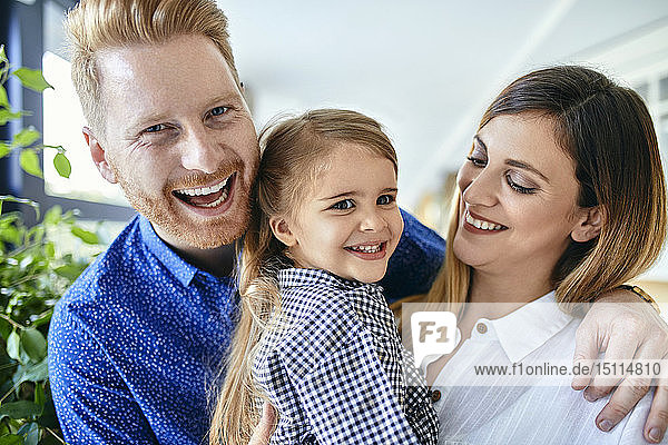 Porträt einer glücklichen Familie  die in einem Möbelgeschäft einkauft