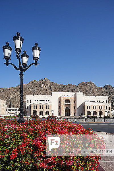 Straßenlaterne am Al Alam-Platz Finanzministerium Regierungsviertel Muskat Oman