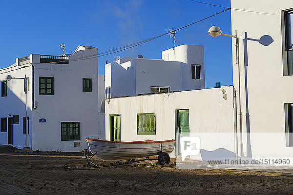 Spanien  Kanarische Inseln  Lanzarote  Caleta de Famara  Boot vor dem Wohnhaus