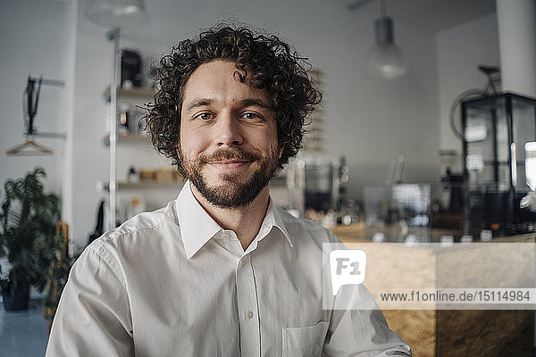 Lächelnder Geschäftsmann in einem Café  Porträt
