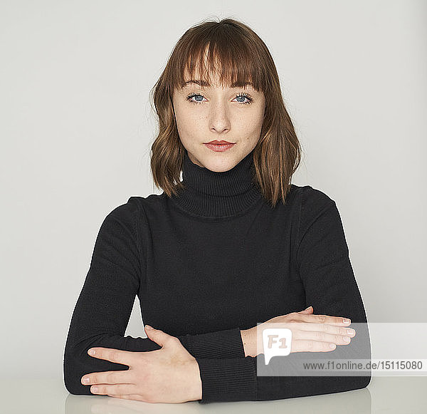 Porträt einer seriösen jungen Frau mit schwarzem Rollkragenpullover