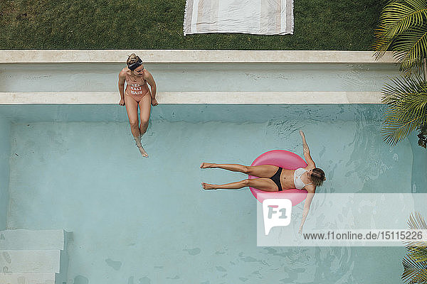 Zwei junge Frauen entspannen sich im Schwimmbad