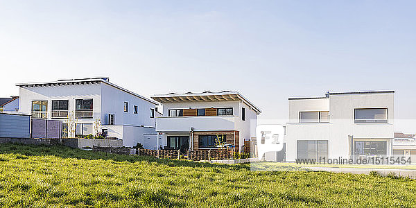 Deutschland  Nürtingen  moderne Einfamilienhäuser mit Solardach