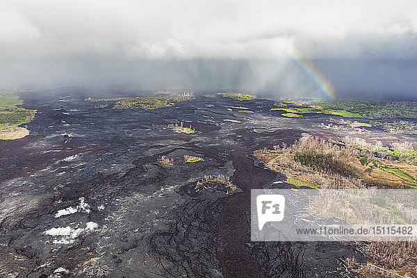 USA  Hawaii  Big Island  Luftaufnahme der Auswirkungen des Vulkanausbruchs von 2018 mit Regenbogen