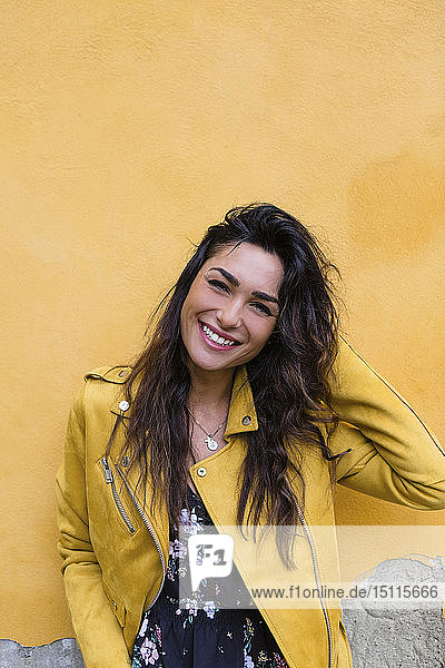 Bildnis einer jungen Frau in gelber Lederjacke  Hand im Haar
