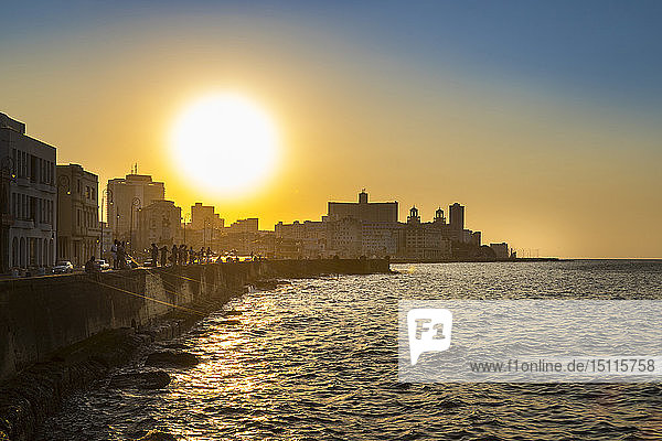 Blick auf den Malecon bei Sonnenuntergang  Havanna  Kuba