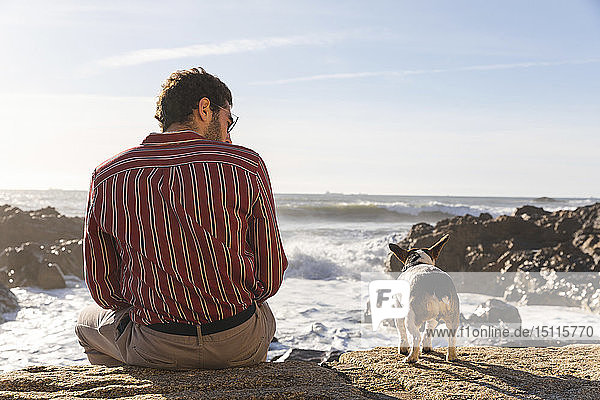 Portugal  Porto  Rückendeckung eines jungen Mannes und seines Hundes vor dem Meer