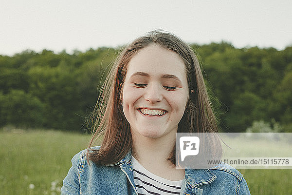 Porträt eines lachenden Teenager-Mädchens in der Natur