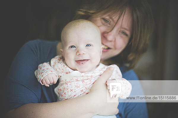 Porträt einer Mutter mit ihrer glücklichen Tochter
